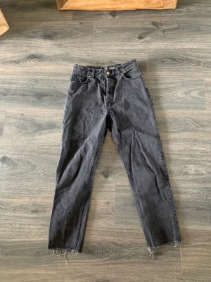 Grå jeans - Grå jeans från Bik Bok.  Strl M.