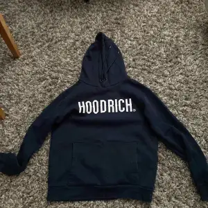 Mörkblå Hoodrich tröja i bra skick 