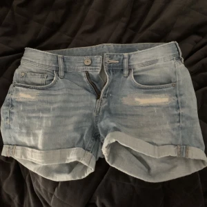 Jeansshorts  - Sjukt snygga lågmidjade jeansshorts! Jätte snygg tvätt och passform🙌🏼💖har ingen bild på då de tyvärr är för små på mig. Skulle säga att de passar en 34. 