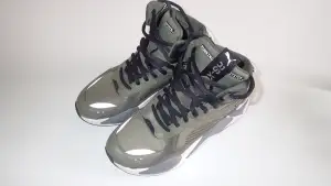 Säljer ett par Puma RS-X Midtop Olive i 41 som passar någon med storlek 40. Använda 2 gånger av denna anledning och därmed i mycket gott skick.