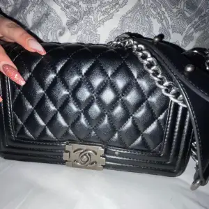 Hej jag säljer min Chanel boy model väska eftersom att jag inte använder den längre, fick den i present och originella priset är 62000kr  Väskan är äkta och kommer med ett bevis Chanel kort eftersom att det är en vintage model skriv om ni är nyfikna 