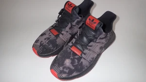 Adidas Prophere, 41 - Adidas Prophere, core black/solar red i storlek 41. Måttligt använda och därmed i mycket gott skick.