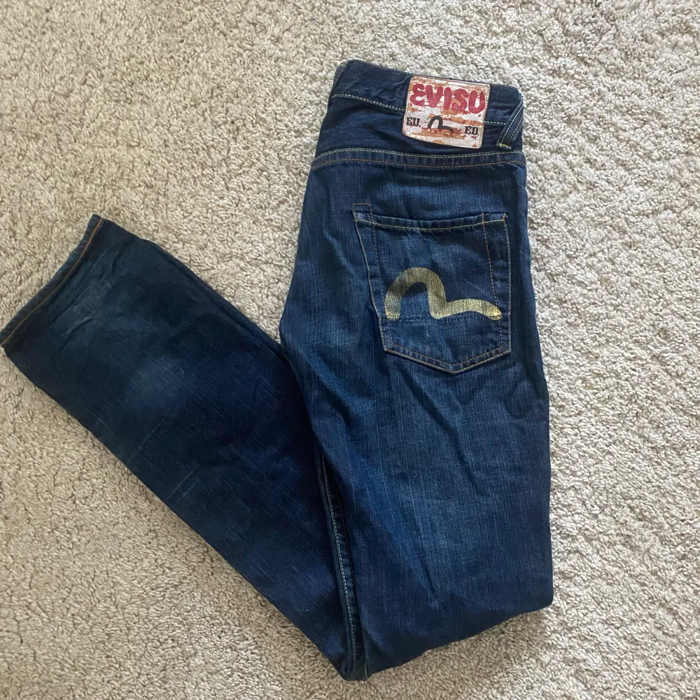 skitsnygga evisu jeans som tyvärr är alldeles för långa för mig💕 Är 157cm lång, så dom skulle passa perfekt på någon längre🫶🫶. Jeans & Byxor.