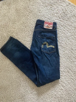 evisu jeans - skitsnygga evisu jeans som tyvärr är alldeles för långa för mig💕 Är 157cm lång, så dom skulle passa perfekt på någon längre🫶🫶