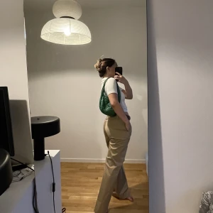 Snygga byxor från Arket - Low waist chinos från Arket Färg:  Storlek: 36, relaxed fit Material: 97% Bomull, 3% Elastan Skick: aldrig använda, finns inget att anmärka på Pris: 450