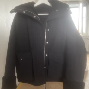 & Other Stories - Säljer nu denna jacka från &Otherstories som är lite oversize i modellen men inte mycket, den är använd ca 4 gng och har inget tecken på användning. Köpte för 1300 i Augusti. Säljer för 1000. Jag är 164cm och den sitter bra på mig, kan skicka fler bilder!