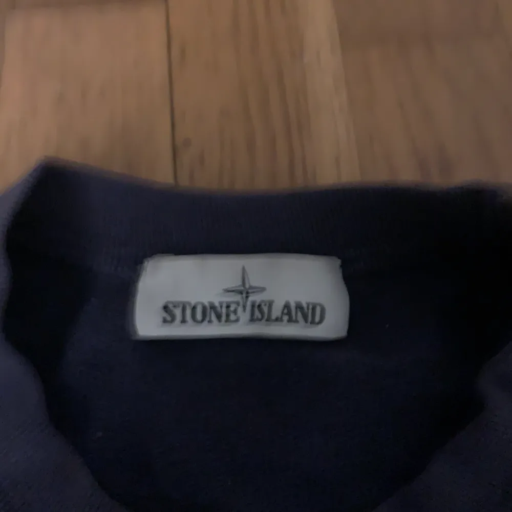 Säljer min Stone island sweatshirt då dem blivit för liten och inte har någon användning av den längre. Den är blå/lila. Det är storlek S. Tröjor & Koftor.