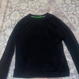 Hugo boss tröja - Säljer hugo boss tröja för att den va för stor på mig, Har använt den Max 5-4 gånger och de är inga skador eller något fel på den. Pris kan diskuteras