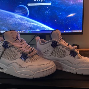 Jordan 4 metallic purple - De här skorna har jag haft ett tag, men jag börjar tröttna på dem. De har varit rätt så varsamt använda och är i 8,5/10 skick. Kvitto finns! Sitter bra på folk med storlek 44. De går att tvätta dem bättre än vad de är nu. Pris går att diskutera