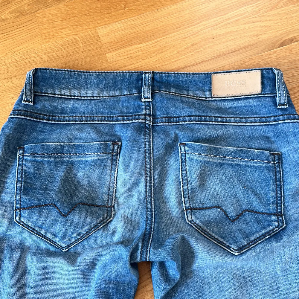 Jättesnygga jeans från Hugo Boss, modellen är rakbent och lågmidjat😚 Säljer pga av att de är för stora, annars i fint skick☺️För mer bilder/info kom privat👍. Jeans & Byxor.
