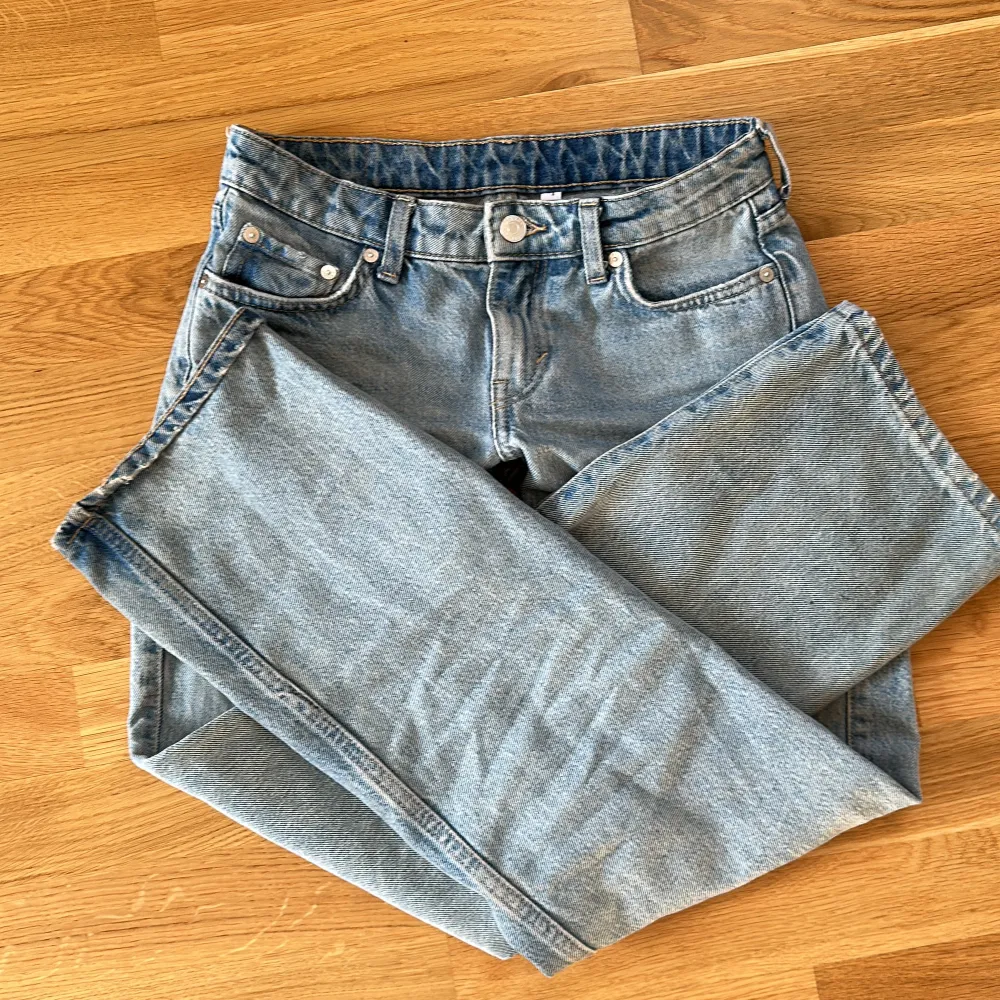 Sååå fina Weekday jeans i modellen Arrow Low Waist🦋 Ganska raka i benen, men säljer bara pga att dom är för korta på mig!🫶🏼🫶🏼För mer info/bilder kom privat💙. Jeans & Byxor.