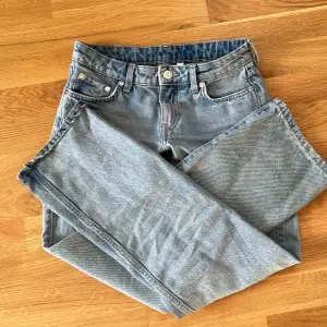 Sååå fina Weekday jeans i modellen Arrow Low Waist🦋 Ganska raka i benen, men säljer bara pga att dom är för korta på mig!🫶🏼🫶🏼För mer info/bilder kom privat💙