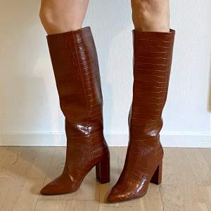 Nya brun boots från H&M. Ny pris: 499 🤍✨  dem är sold out på webbsidan.
