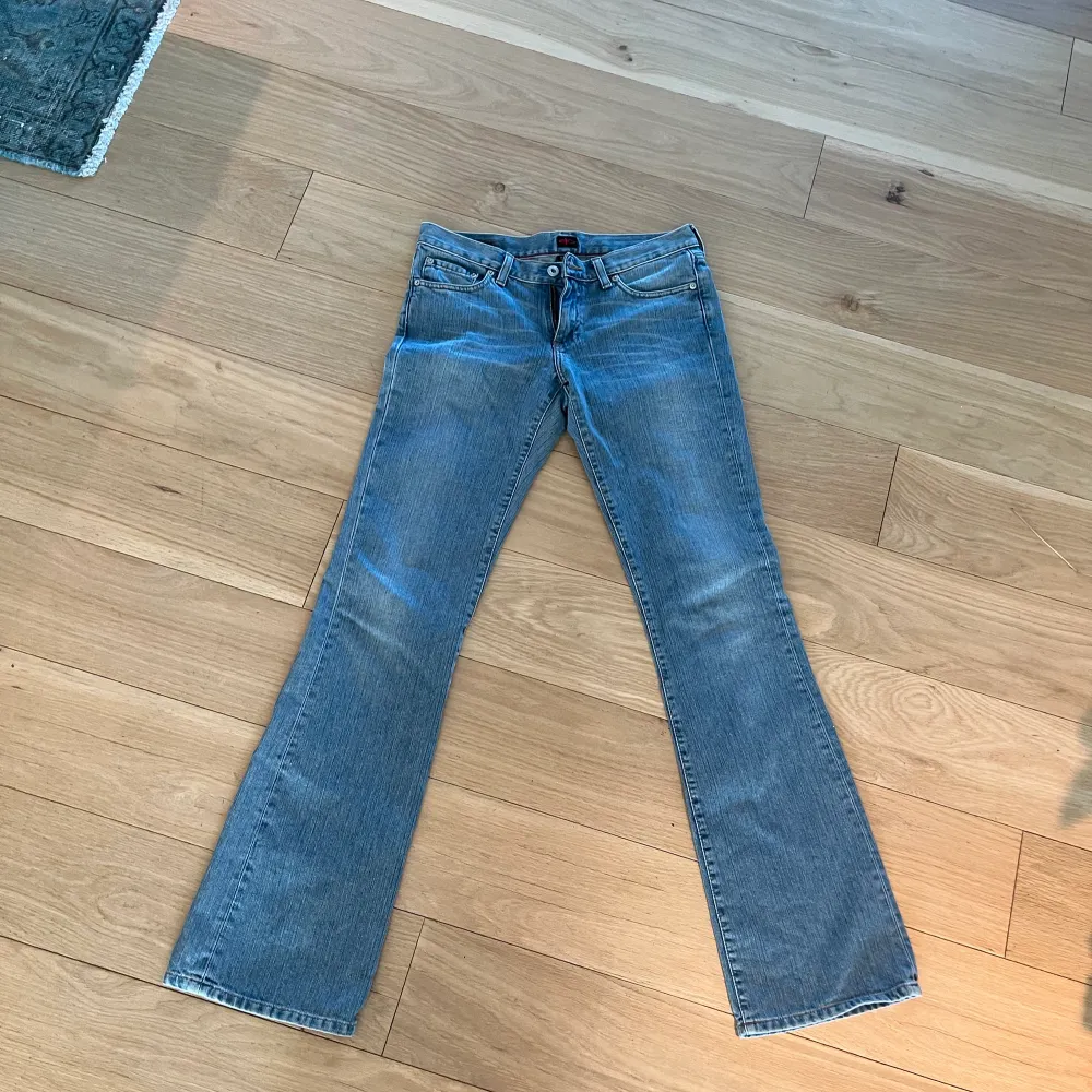 Skit snygga blåa jeans som är snäppet för små för mig, bra för långa tjejer då de är perfekta för mig som är 178. Jeans & Byxor.