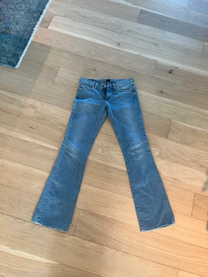 Big star utsvängda jeans - Skit snygga blåa jeans som är snäppet för små för mig, bra för långa tjejer då de är perfekta för mig som är 178