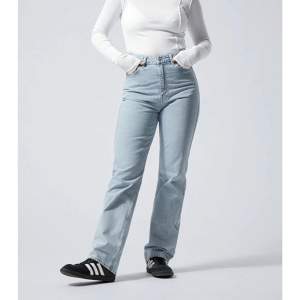 Jeans från weekday, formar rumpan as bra, storlek 36, köpta för 590 säljer för 300!