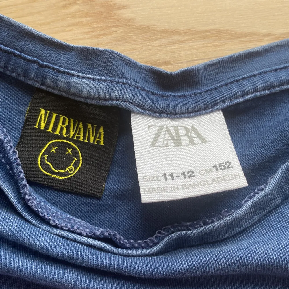  Säljer min blåa tröja från Zara som inte kommer till användning längre den är jättefint skick och säljer 50 kr plus frakten 🩵 . T-shirts.