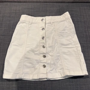 Vit jeans kjol - Vit jeans kjol från Gina tricot. Använ fåtal gånger men i väldigt bra skick.