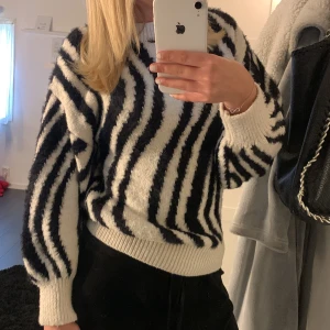 Stickad tröja  - Stickad tröja från bikbok som tyvärr blivit för liten för mig! Det är storlek xs💞