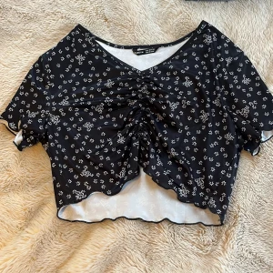 Gullig topp 🌸 - Helt oanvänd topp från Shein ! Toppen är superfin med ett blommigt mönster 🌸