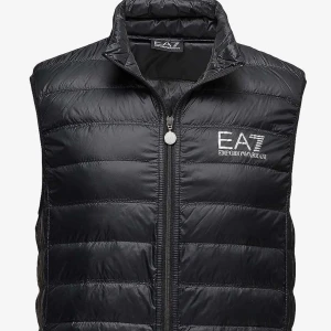 Väst - Säljer denna Armani EA7 väst i bra skick, använd ett par gånger för 750kr  Och köpt för 1400kr Köparen står för frakten!