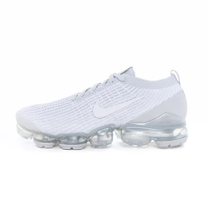 Nike W AIR VAPORMAX FLYKNIT 3"Pure Platinum" - Nike skor. W AIR VAPORMAX FLYKNIT 3 "Pure Platinum". Använda fåtal gånger. Bra skick. Kartong medföljer. Nypris: 2300kr. Pris kan diskuteras. Fler bilder via pm💗