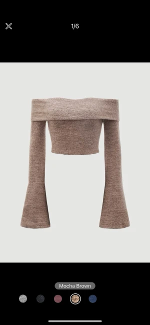 Off-shoulder långärmad tröja - Denna beige off-shoulder tröja är superbekväm och varm. Den har en mysig textil på insidan och har bara använts en gång❤️