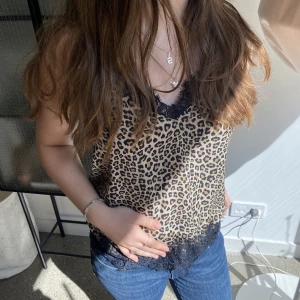 Spetslinne leopardmönster✨✨ - Snyggt och coolt linne med spetsdetaljer😊