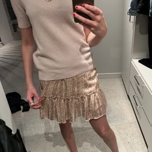 Mini kjol - Så fin blommig kjol från lovaies!