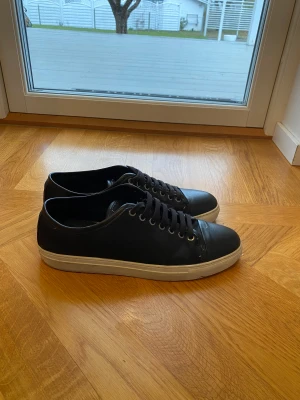 Axel Arigato Skor - Nu säljer jag dessa galet snygga arigato skor. Dem liknar lanvin skor och är i sjukt bra skick. Rensar garderoben och vill bli av med allt, där av priset👊 Nypris: 2000kr. Köpare står för frakt.