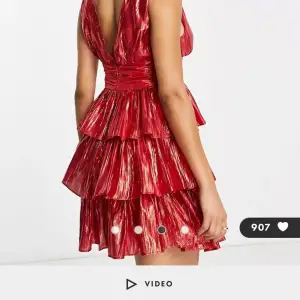 Säljer denna jättefina röda klänning. Den är köpt på Asos för 800. Står ingen storlek på men passar som S. Använd 1 gång så är i helt nyskick. Säljer då den inte kommer till användning❤️❤️