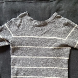 Långärmad tröja - Jag säljer denna pga att den är för liten för mig🤗 Materialet är väldigt skönt men den är ganska tunn💓 Tröjan har ett pytte litet hål men det syns inte🌻 En väldigt bra tunn stickad långärmad till sommaren🌻☀️