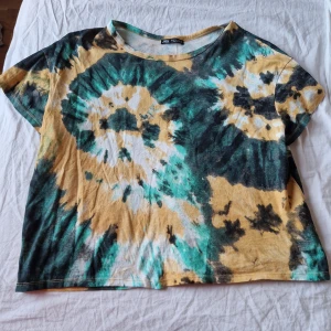 Tröja Batik - Oversized batikmönstrad tröja köpt från Zara. Inte så lång, men modellen är avslappnat "bred". Använd en gång. Även snygg att knyta i midjan till ett par jeans.