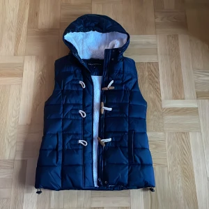 Fodrad väst - Fodrad väst i bra skick säljes. Använd Max 3 gånger. Storlek xs. 
