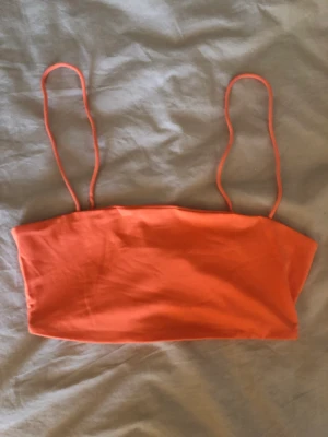 Topp - Skrik-orange linne/topp från shein. Väldigt gripas. Ganska långa band men man kan knyta upp de, jag har en likadan vit som jag älskar, väldigt bekväm. Inte genomskinlig 