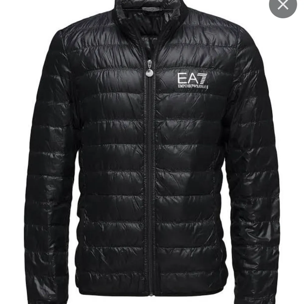 Säljer nu min EA7 jacka i sparsamt skick, stl S Inga anmärkningar  Egna bilder kqn självklart tas Köparen står för frakt⭐️. Jackor.