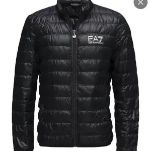 Säljer nu min EA7 jacka i sparsamt skick, stl S Inga anmärkningar  Egna bilder kqn självklart tas Köparen står för frakt⭐️