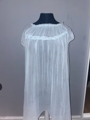 Beach dress - En snygg blå klänning som är fin att ha på stranden över bekinin, den är genomskinlig och inte stretchig alls men funkar att få igenom huvudet 
