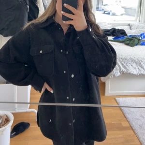 Svart kort kappa - Svart kort kappa från HM, köpt för några år sen men i bra skick. I storken M men ganska oversized. Köpt för 399 kr, säljs för 200kr💕