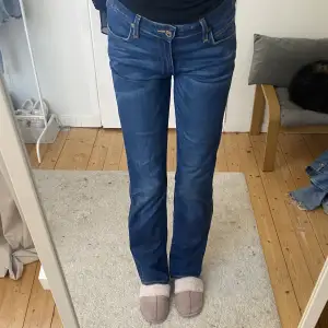 Lågmidjade jättebekväma jeans från lee!💙 Jag är 168 lång som referens! :) ⭐️JUST NU ALLA JEANS PÅ MIN SIDA 95kr/STYCK⭐️