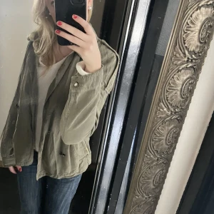 Vår jacka - Säljer denna kahki färgade jackan💞köpt på sellpy