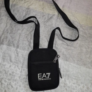 EA7 axelväska  - Ea7 axelväska. Köpte den för 500 men priset kan diskuteras.  