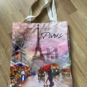 Tyg väska med motiv köpt i Paris 💕