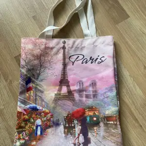Tyg väska med motiv köpt i Paris 💕