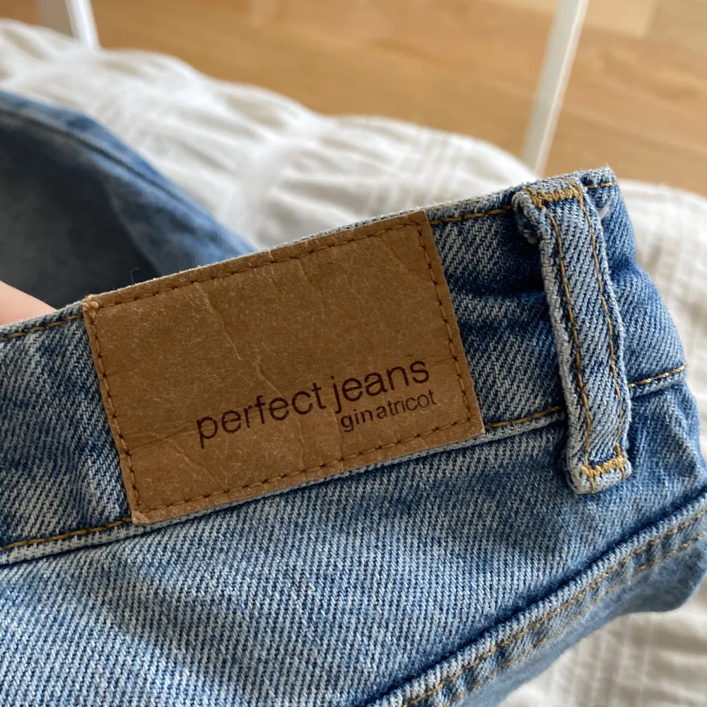 Midwaist jeans som var för stora i midjan för mig och har inte orkat returnera. Orginalpris 400kr. . Jeans & Byxor.