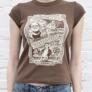 Brun T-shirt med tryck - Brun t-shirt med tryck från Brandy Melville ONESIZE