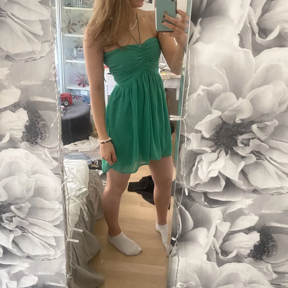 Grön sommarklänning från Zara i storlek M 💚 passar även mig som oftast bär S! Otroligt skönt material perfekt till sommaren, fint skick 🌸Köparen står för frakten, bara att höra av sig vid frågor osv! 💚. Klänningar.