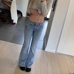 Säljer mina super fina och sköna lågmidjade jeans 🥰 skriv för fler bilder/frågor 