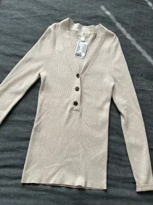 Jättefin tunnare stickad tröja från H&M. Helt ny, endast prövad. Prislapp kvar. Nypris 199kr. Säljer för 100.