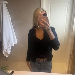 Kofta filippa k - Säljer denna söta kofta ifrån filippa k i storlek S💕 står ej för frakt